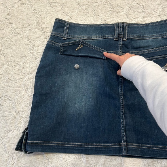 SO - Medium-Dark Wash Denim Skirt with Pockets and Side Buckle Details - Sz 15 - Picture 7 of 12